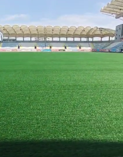 Hybrid Grass vs Traditional Natural Grass: Which Sports Surface Is Right for Your Project?